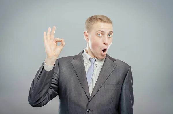 Todo Está Bien Feliz Joven Con Traje Corbata Haciendo Gestos — Foto de Stock