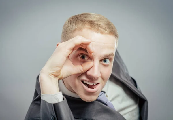 Hombre Con Mano Sobre Los Ojos Mirando Través Los Dedos — Foto de Stock