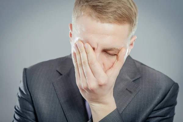 Ein Junger Mann Mit Den Händen Gesicht Aufgebracht — Stockfoto