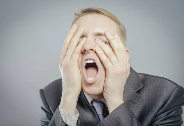 Genç Adam Başını Tutup Bağırıyor — Stok fotoğraf
