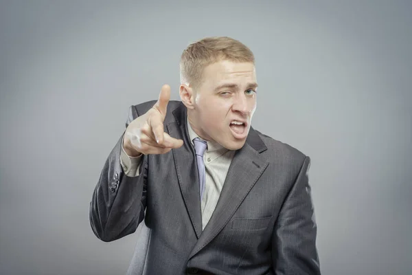 Jonge Man Wijzend Naar Iemand Gebaar Met Vinger — Stockfoto