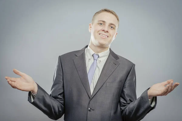 Junger Lässiger Mann Mit Einem Lächeln Gesicht Und Weit Aufgerissenen — Stockfoto