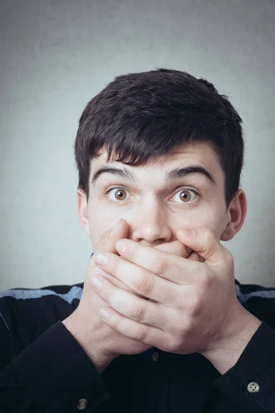 Hombre Cubre Boca Con Las Manos Para Decir — Foto de Stock