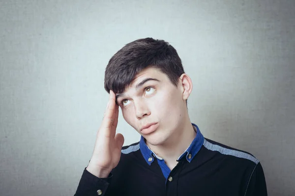 Man Herinnert Zich Dat Hij Zijn Hand Tegen Zijn Tempel — Stockfoto