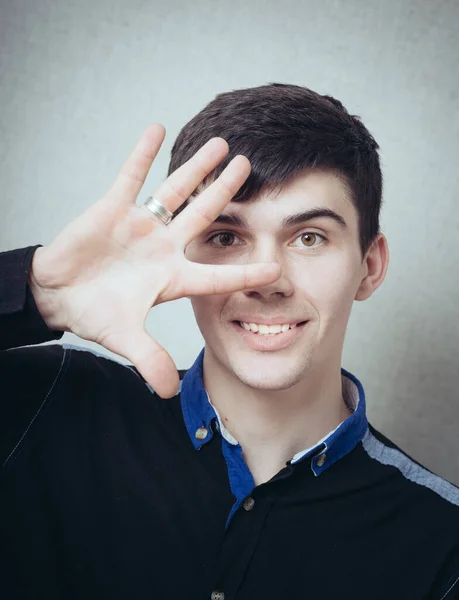Retrato Homem Sorridente Feliz Mostrando Cinco Dedos — Fotografia de Stock