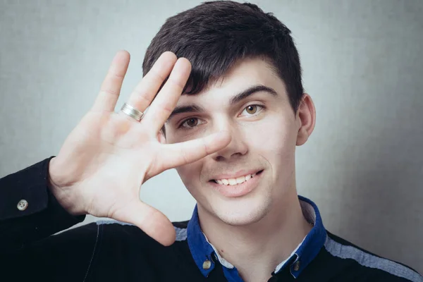 Portrét Šťastného Usmívajícího Muže Ukazujícího Pět Prstů — Stock fotografie