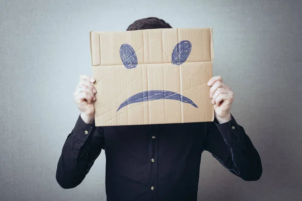 Homem Segurando Papelão Com Sorriso Triste — Fotografia de Stock