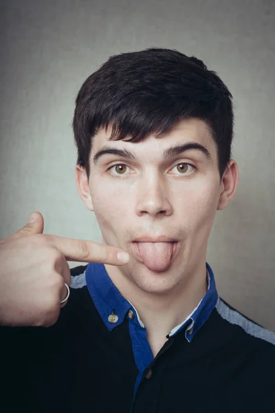 Молодий Чоловік Показує Свій Індекс Пальця Вашому Язику — стокове фото