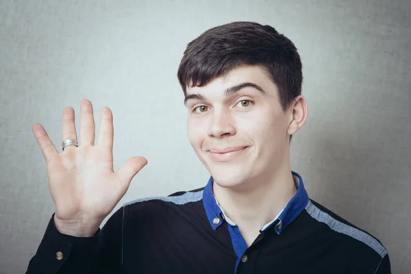 Lächelnder Mann Steht Und Winkt Mit Der Hand — Stockfoto