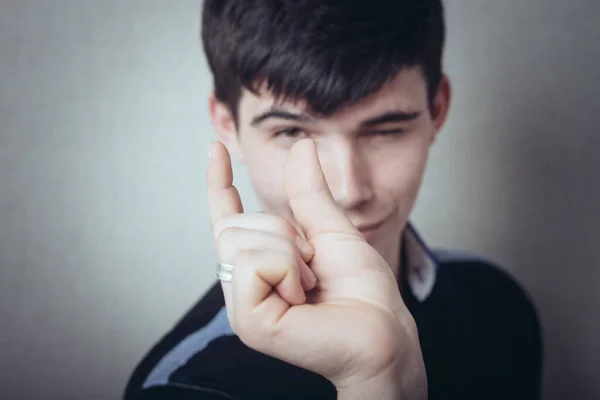 Retrato Hombre Morena Mostrando Algo Pequeño Los Dedos — Foto de Stock