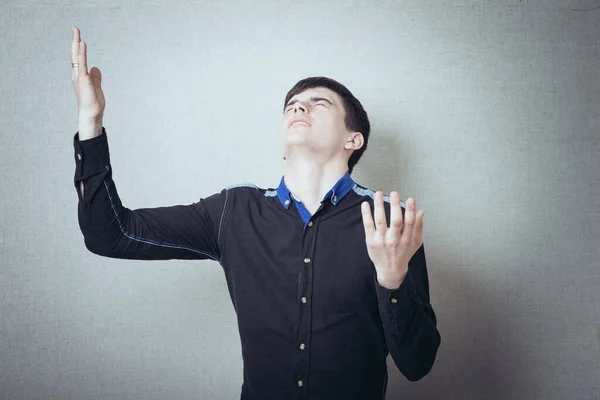 Joven Posando Sobre Fondo Gris — Foto de Stock