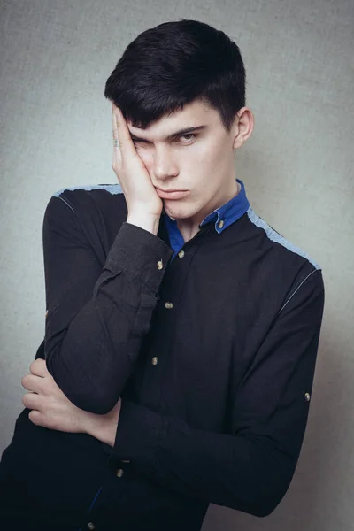 Young Man Posing Grey Background — Stock Photo, Image