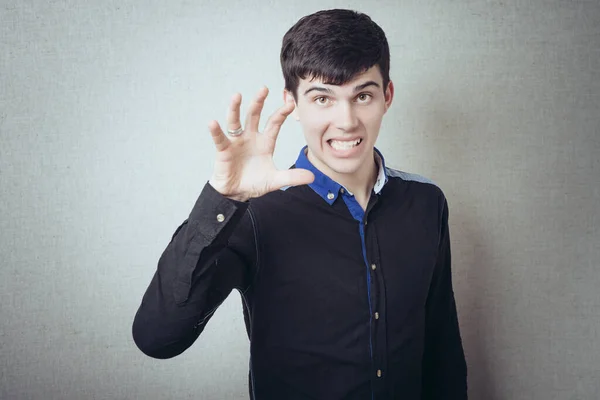 Mann Verspielt Beängstigende Handgrimasse Auf Grauem Hintergrund — Stockfoto