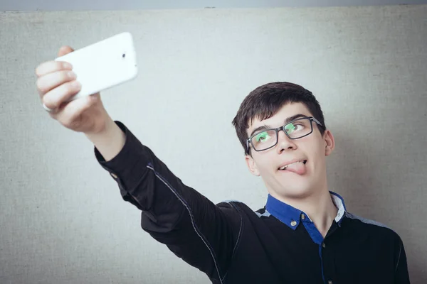 Adamın Telefonda Fotoğrafı Çekiliyor Selfie Gri Bir Arkaplanda — Stok fotoğraf