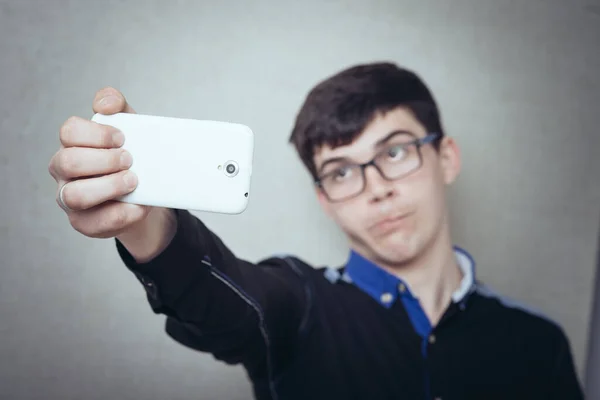 Adamın Telefonda Fotoğrafı Çekiliyor Selfie Gri Bir Arkaplanda — Stok fotoğraf