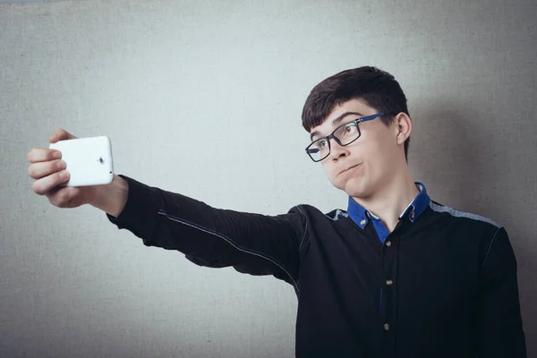 Man Photographed Phone Selfie Gray Background — Stock Photo, Image