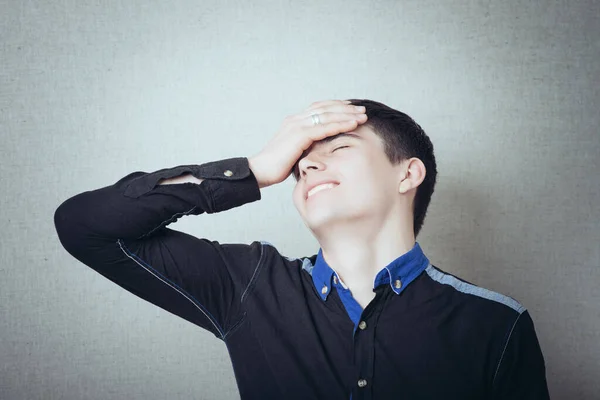 Hombre Con Mano Cabeza Dolor Cabeza Sobre Fondo Gris — Foto de Stock