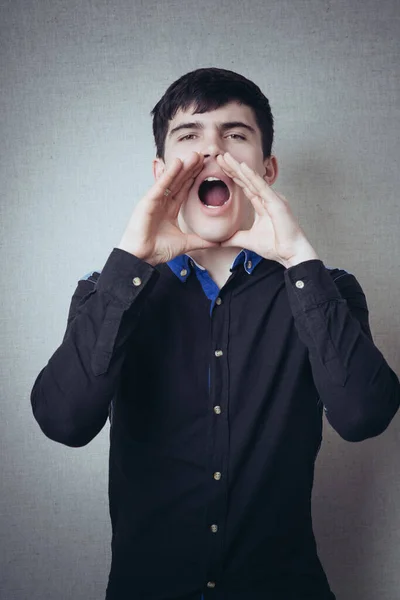 Homem Com Mãos Perto Boca Gesto Para Chamar Alguém Gritar — Fotografia de Stock