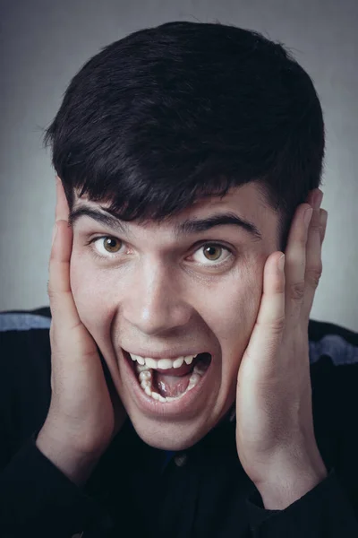 Hombre Grita Con Las Manos Cabeza Sobre Fondo Gris —  Fotos de Stock