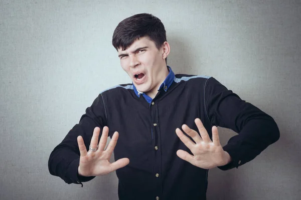 Mann Zeigt Stopphand Geste Auf Grauem Hintergrund — Stockfoto