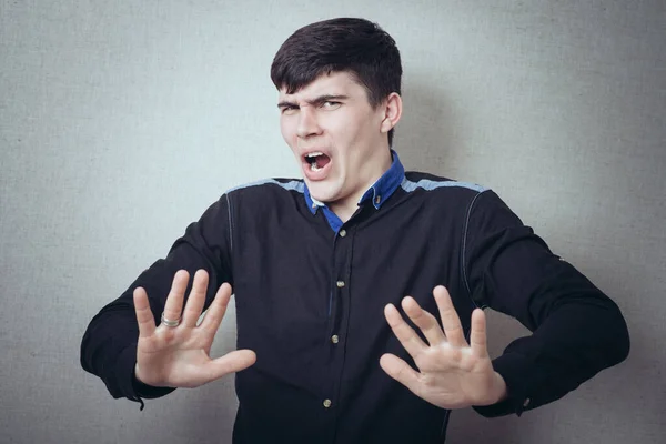 Mann Zeigt Stopphand Geste Auf Grauem Hintergrund — Stockfoto