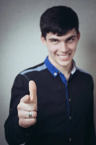 Bir Adam Işaret Parmağını Kameraya Doğru Gösteriyor Gri Bir Arkaplanda — Stok fotoğraf