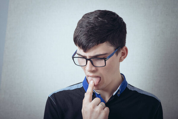 молодой человек, показывающий язык
