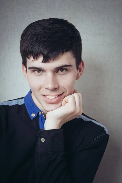 Portrait Brunette Man Backs His Chin His Fist — Stock Photo, Image