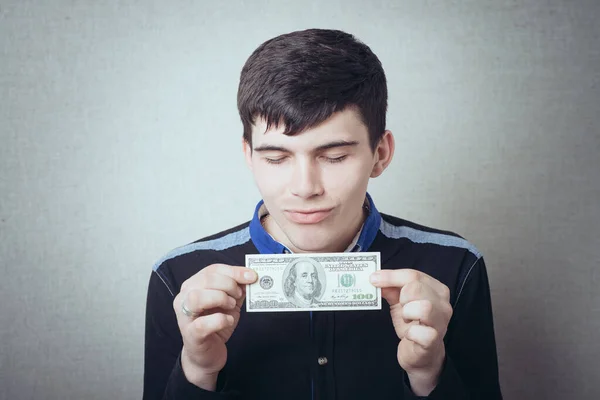 笑顔の若い男の肖像 ファンのあるアメリカの紙幣 — ストック写真