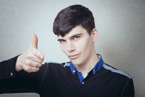 Fröhlicher Mann Der Zeigt Dass Alles Ordnung Ist — Stockfoto