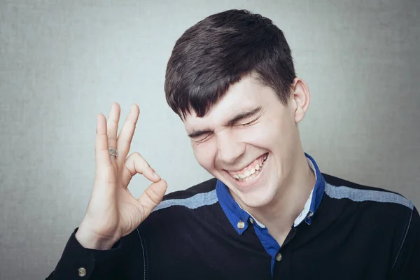 Fröhlicher Mann Der Zeigt Dass Alles Ordnung Ist — Stockfoto