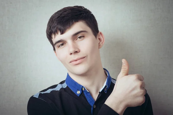 Glücklich Lässiger Junger Mann Zeigt Daumen Hoch Und Lächelt — Stockfoto