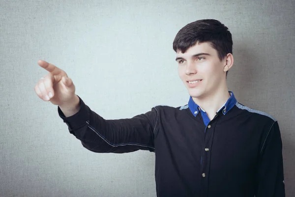 Junger Gelegenheitsmann Wählt Oder Drückt Einen Knopf — Stockfoto