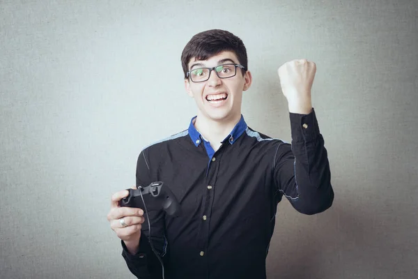 Glücklicher Junger Mann Siegerpose Hemd Mit Videospielsteuerknüppel Maske Inklusive — Stockfoto