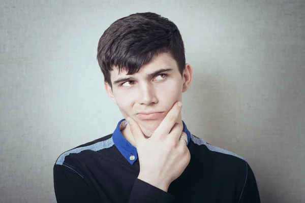 Schöner Mann Denkt Und Schaut Sich Kopierraum — Stockfoto