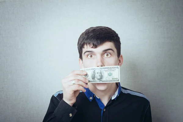 Uomo Con Una Banconota 100 Dollari Bocca Sfondo Grigio — Foto Stock