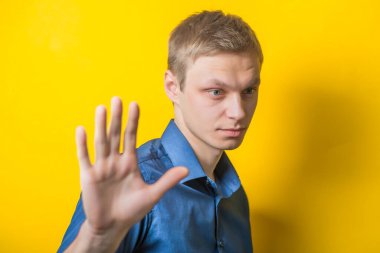 Adam reddediyor ve işaret ediyor. Beyaz arka planda elleri izole bir şekilde duruyor.