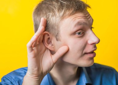 - Ne dedin sen? Resmi giyinmiş neşeli genç sarışın adam, el ele tutuşuyor ve beyaz arka planda tek başına dururken gülümsüyor.