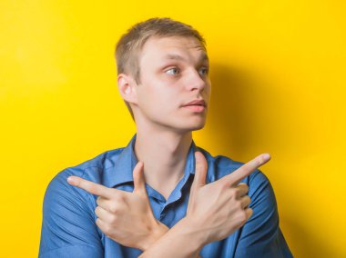 İş adamı silah hareketi yapıyor. Beyazda izole edilmiş