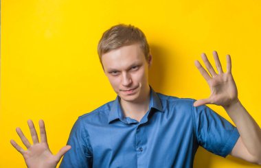 Tabela taşıyan genç bir adamın portresi iş dünyasında durması gereken bir kavram.