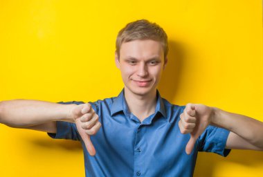 İşadamı baş parmak hareketi gösteriyor..