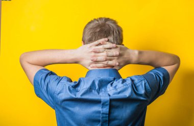 Genç adamın kafasının arka görüntüsü. Beyaz arkaplanda izole edilmiş