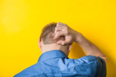 İş adamının el ele tutuşması, arkada durması, beyaz arka planda tamamen izole edilmiş zarif gri bir takım elbise giymesi, fikir kavramı, soru sorması, düşünmesi, seçmesi, karar vermesi.