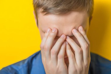 Evinde elleri yüzü yüzüne dönük, sıradan bir gencin kapanışı.