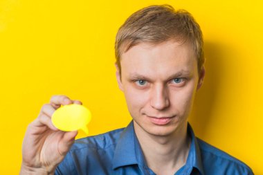 Yüzünü gizleyen boş bir kağıt.