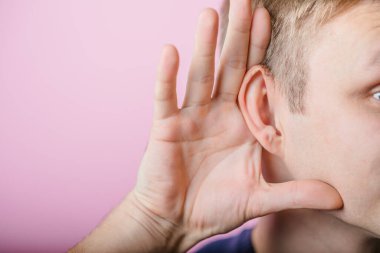 Stüdyodaki genç adam