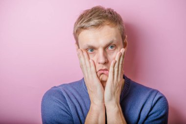 Genç bir adam elleriyle yüzünü yere sürükler.