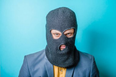 Maskeli saldırgan adam.