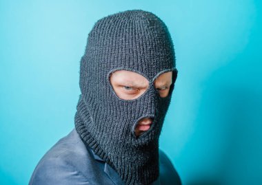 Maskeli saldırgan adam.