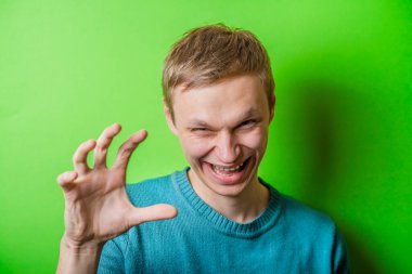 Genç adam birini korkutmaya çalışıyor.